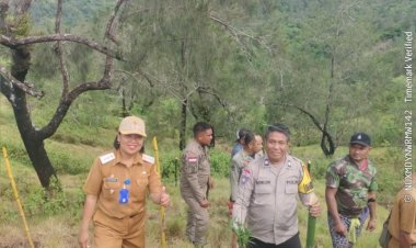 Bhabinkamtibmas-Polsek-Kupang-Barat-Bersama-Pemda-dan-Warga-Nekamese-Tanam-Bambu-Cegah-Longsor