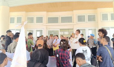 Polres-Kupang-Amankan-Demonstrasi-Tuntutan-Kasus-Dugaan-Kekerasan-Seksual-di-DPRD