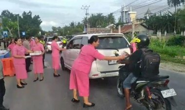 Aksi-Berbagi-Ramadan,-Polres-Kupang-dan-Bhayangkari-Bagikan-Takjil-di-Depan-Mako