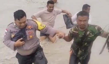 Rela-Mengarungi-Sungai-Banjir,-Personel-Polsek-Amfoang-Timur-Selesaikan-Konflik-Warga-di-Nunuanah