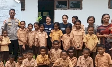 Kapolsek-Amfoang-Timur-Beri-Motivasi-dan-Bantuan-Alat-Tulis-bagi-Siswa-di-Perbatasan