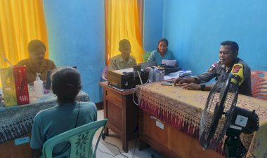 Bhabinkamtibmas-Amfoang-Utara-Sambangi-Kantor-Desa-Fatunaus,-Sampaikan-Pesan-Kamtibmas-dan-Imbauan-Waspada-Cuaca-Ekstrem