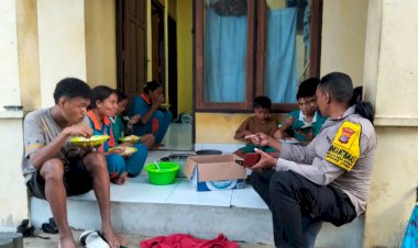 Bhabinkamtibmas-Polsek-Amfoang-Utara-Evakuasi-Pelajar-Terjebak-Banjir-Kali-Oehani