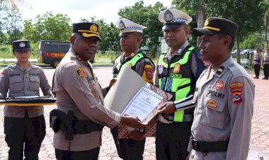 Selamatkan-Warga-Pingsan-hingga-Evakuasi-Korban-Longsor,-Anggota-Polres-Kupang-Dapat-Apresiasi-dari-Kapolres-Kupang