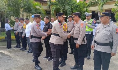 Pererat-Persaudaraan,-Polres-Kupang-Gelar-Tradisi-Bersalaman-Usai-Apel-Pagi.