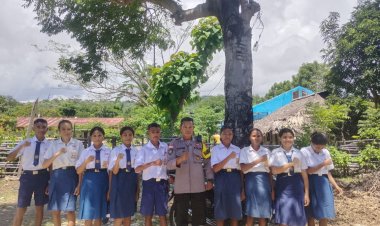 Bhabinkamtibmas-Polsek-Amfoang-Utara-Ajak-Siswa-Tertib-Bermedia-Sosial-dan-Jaga-Kamtibmas