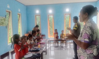 Dukung-Pendidikan-Anak-Usia-Dini,-Bhabinkamtibmas-Polsek-Amfoang-Utara-Rela-Beli-Perlengkapan-Belajar-untuk-Anak-PAUD-Bihili
