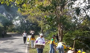 Polsek-Fatuleu-dan-Pemerintah-Kecamatan-Fatuleu-Gelar-Kerja-Bakti-Bersihkan-Jalan-Timor-Raya-KM-45