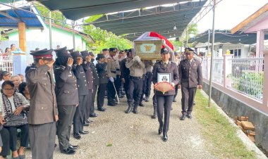 Polres-Kupang-Beri-Penghormatan-Terakhir-kepada-AKP-Purn.-Hana-Adriana-Detaq