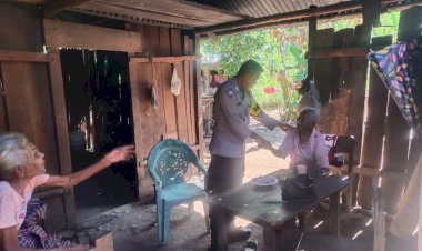 Wujud-Polri-Humanis,-Bhabinkamtibmas-Desa-Bakuin-Sambangi-dan-Cek-Kondisi-Pasangan-Lansia