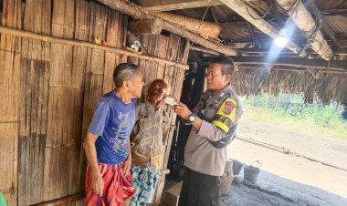 Bhabinkamtibmas-Polsek-Amfoang-Utara-Salurkan-Bantuan-Saklar-Listrik-Standar-SNI-kepada-Warga-Lansia-di-Desa-Fatunaus