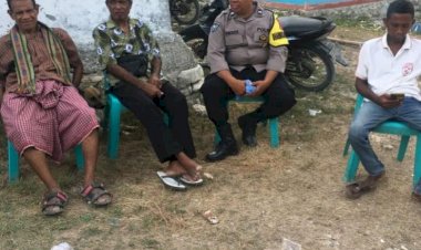 Door-to-Door,-Bhabinkamtibmas-Polsek-Kupang-Timur-Imbau-Warga-Waspadai-Bahaya-Miras