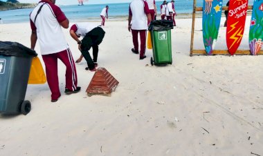 Sambut-HUT-Bhayangkara-ke-80,-Polsek-Kupang-Barat-Bersihkan-Pantai-Oesina-dan-Serahkan-Bak-Sampah