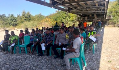 Bhabinkamtibmas-Polres-Kupang-Hadiri-Ibadah-Awal-Pembangunan-Jembatan-Kapsali,-Wujud-Sinergi-TNI,-Polri-dan-Masyarakat