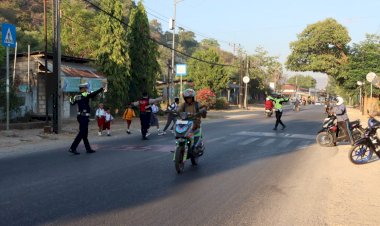 Kolaborasi-Satlantas-dan-Satsamapta-Polres-Kupang-Perkuat-Pengamanan-Jalur-Timor-Raya,-Keselamatan-Pengguna-Jalan-Jadi-Prioritas