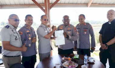 Kepala-BPN-Kabupaten-Kupang-Beri-Kejutan-kepada-Kapolres,-Serahkan-Sertifikat-Elektronik-Tanah-Polres-Kupang