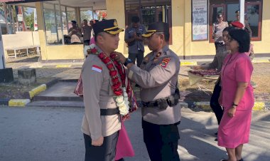 AKBP-Adhitya-Octorio-Putra,-S.I.K--Resmi-Disambut-di-Polres-Kupang,-AKBP-Rudy-Junus-Jacob-Ledo-Diantar-dengan-Tradisi-Pedang-Pora