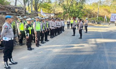 Ratusan-Personel-Polres-Kupang-Amankan-Kunjungan-Mantan-Presiden-RI-Joko-Widodo-di-Pantai-Oesina