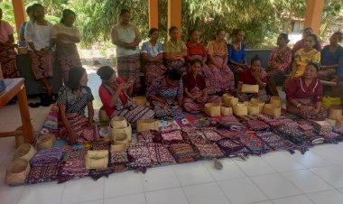 Dukung-UMKM-dan-Budaya-Lokal,-Polsek-Amarasi-Timur-Kawal-Pameran-Tenun-Ikat-Tingkat-Dusun