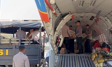 Pesawat-CN-295-Polri-Tiba-di-Bandara-Komodo,-Bawa-Bantuan-untuk-Korban-Gempa-Flores