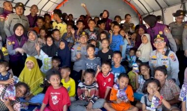 Anak-Anak-Korban-Bencana-Tak-Boleh-Kehilangan-Harapan”,-Pesan-Kapolda-NTT-di-Tengah-Pengungsian-Gempa