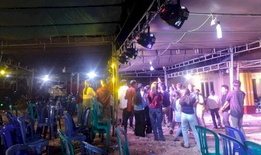 Jaga-Situasi-Tetap-Kondusif,-Bhabinkamtibmas-Amarasi-Patroli-Dialogis-di-Acara-Syukuran-Pernikahan