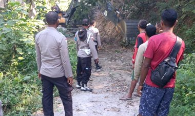Personel-Polri-Buka-Akses-Jalan-Terdampak-Longsor-Menuju-Dusun-Nitung-di-Palue