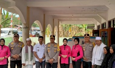 Dari-Sedekah-Personel-Polri-untuk-Masjid-Attaqwa,-Kapolda-NTT-Bawa-Harapan-Pemulihan-Pascagempa