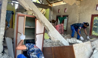 Polri-Bantu-Bongkar-Rumah-Warga-Terdampak-Gempa-di-Reo,-Barang-Berharga-Diselamatkan