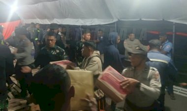 16-Ton-Bantuan-Gempa-Flores-Tiba-di-Maumere,-Polri-Kawal-hingga-Siap-Didistribusikan