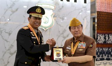 Kapolres-Kupang-Hadiri-Penganugerahan-Bintang-LVRI-kepada-Kapolda-NTT-dan-Wakil-Gubernur