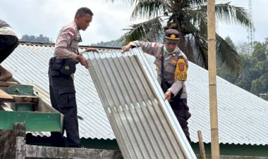 Polsek-Kuwus-dan-Warga-Bongkar-Rumah-Rawan-Runtuh,-Hadir-Pulihkan-Rasa-Aman-Pascagempa