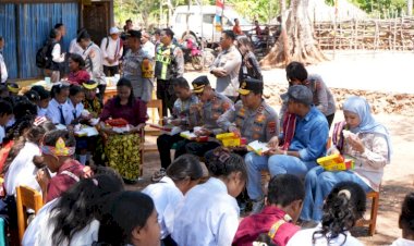 Resmikan-Revitalisasi-SMPTK-Imanuel-Tuapakas,-Kapolda-Ajak-Siswa-Makan-Bersama-Penuh-Kehangatan