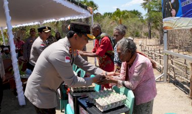 Disambut-Tangis-Haru-Masyarakat-Desa-Benu-Takari,-Kapolda-NTT-Resmikan-Sumur-Bor-di-Desa-Benu