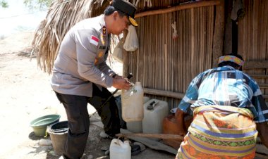 Kunjungi-Rumah-Warga-Desa-Benu,-Kapolda-NTT-Dengar-Langsung-Perjuangan-Dapatkan-Air-Bersih