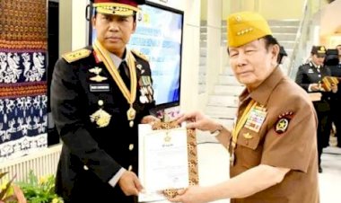 Bintang-Veteran-Disematkan-kepada-Kapolda-NTT,-LVRI-Apresiasi-Kepeduliannya