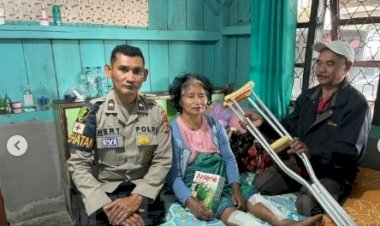 Senyum-Haru-Ibu-Dortea,-83-Tahun,-Saat-Terima-Kursi-Roda-Bantuan-Divisi-Humas-Polri
