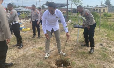 Bersilaturahmi-ke-Polres-Kupang,-Komjen-Pol-(purn)-Drs.-Rudy-Sufahriadi-Sempatkan-Diri-Tanam-Pohon-Mangga-di-Eko-Wisata-Tantya-Sudirajati