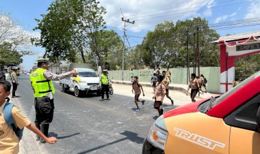 Rutin-Gelar-Pengaturan-Pagi,-Satlantas-bersama-Sat-Samapta-Polres-Kupang-Wujudkan-Polri-Bersama-Masyarakat