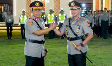 Penyerahan-Pataka-Catya-Turangga-Wira-Sakti-Tandai-Pergantian-Kapolda-NTT-dari-Komjen-Pol.-Dr.-Rudi-Darmoko,-S.I.K.,-M.Si.-kepada-Irjen-Pol.-Reza-Arief-Dewanto,-S.I.K