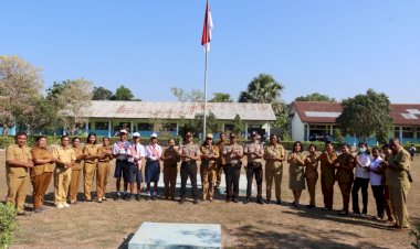 Pimpin-Upacara-di-SMPN-3-Kupang-Timur,-Kabagops-Polres-Kupang-Tekankan-Pentingnya-Kamtibmas