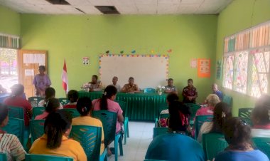 Bhabinkamtibmas-Hadir-di-Tengah-Masyarakat,-Ikuti-Rapat-Bersama-Komite-SDN-Siumate