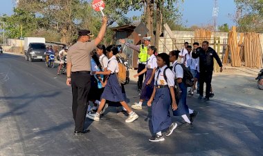 Kapolres-Kupang-Turun-Langsung-Atur-Lalu-Lintas-di-Jalur-Trans-Timor-Km-18,-Utamakan-Keselamatan-Pelajar