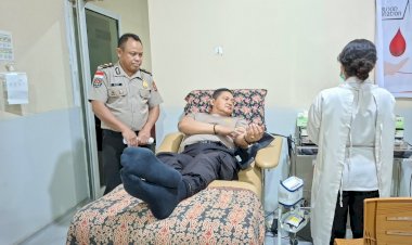 Sambut-Hari-Jadi-Humas-Polri-ke-75,-Kabid-Humas-Polda-NTT-dan-Personel-Polres-Kupang-Ikut-Donor-Darah