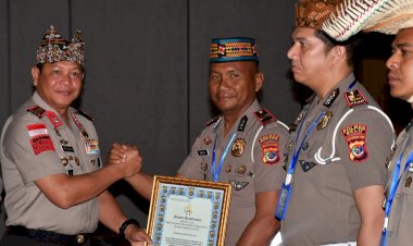 Kapolda-NTT-Beri-Penghargaan-kepada-Kasat-Lantas-Berprestasi,-Polres-Kupang-dan-Ende-Raih-Peringkat-Pertama