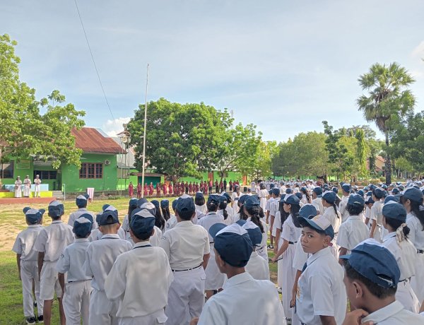 Polres Kupang Hadir di Sekolah: Ipda Ever G. Tinenti Pimpin Upacara Bendera di SMA Advent Nusra Noelbaki