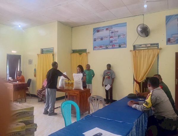 Bhabinkamtibmas Kupang Tengah Pantau Penyaluran Bantuan Pangan dan Sampaikan Himbauan Kamtibmas di Desa Oeletsala