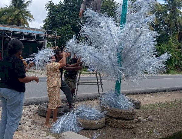 Partisipasi Bripka Sirman dalam Menghias Pohon Natal di Kelurahan Merdeka, Wujud Nyata Toleransi Beragama