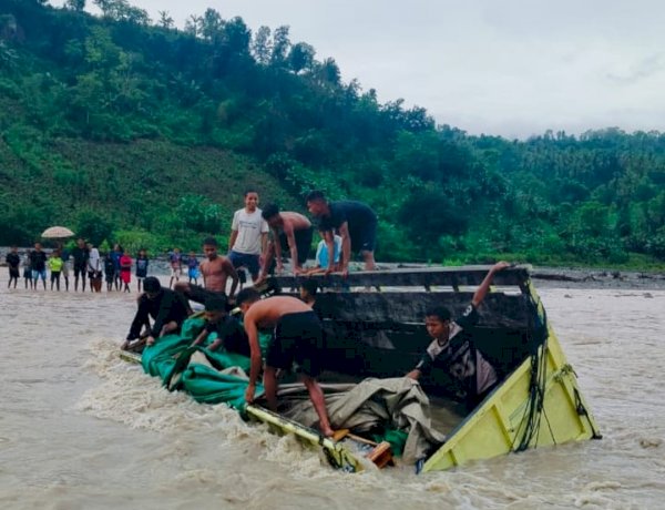 Truk Bermuatan Bantuan Pemerintah Terjebak Banjir di Desa Honuk, Amfoang Barat Laut
