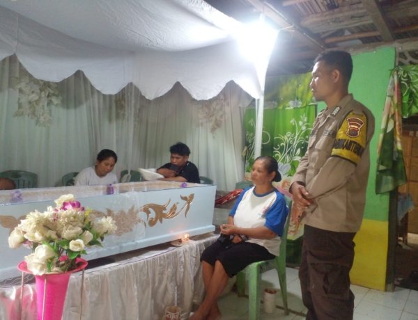 Bangun Empati dan Kedekatan dengan Warga, Bhabinkamtibmas Polsek Sulamu Melayat ke Rumah Duka